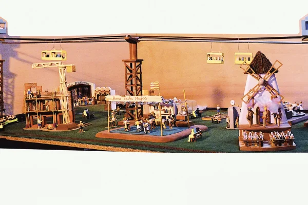 DOS PARC D’ATRACCIONS EN MINIATURA